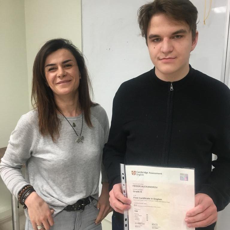 Учитель английского языка Нарине Мовсисян и Фёдор Александров с Кембриджским сертификатом уровня C1